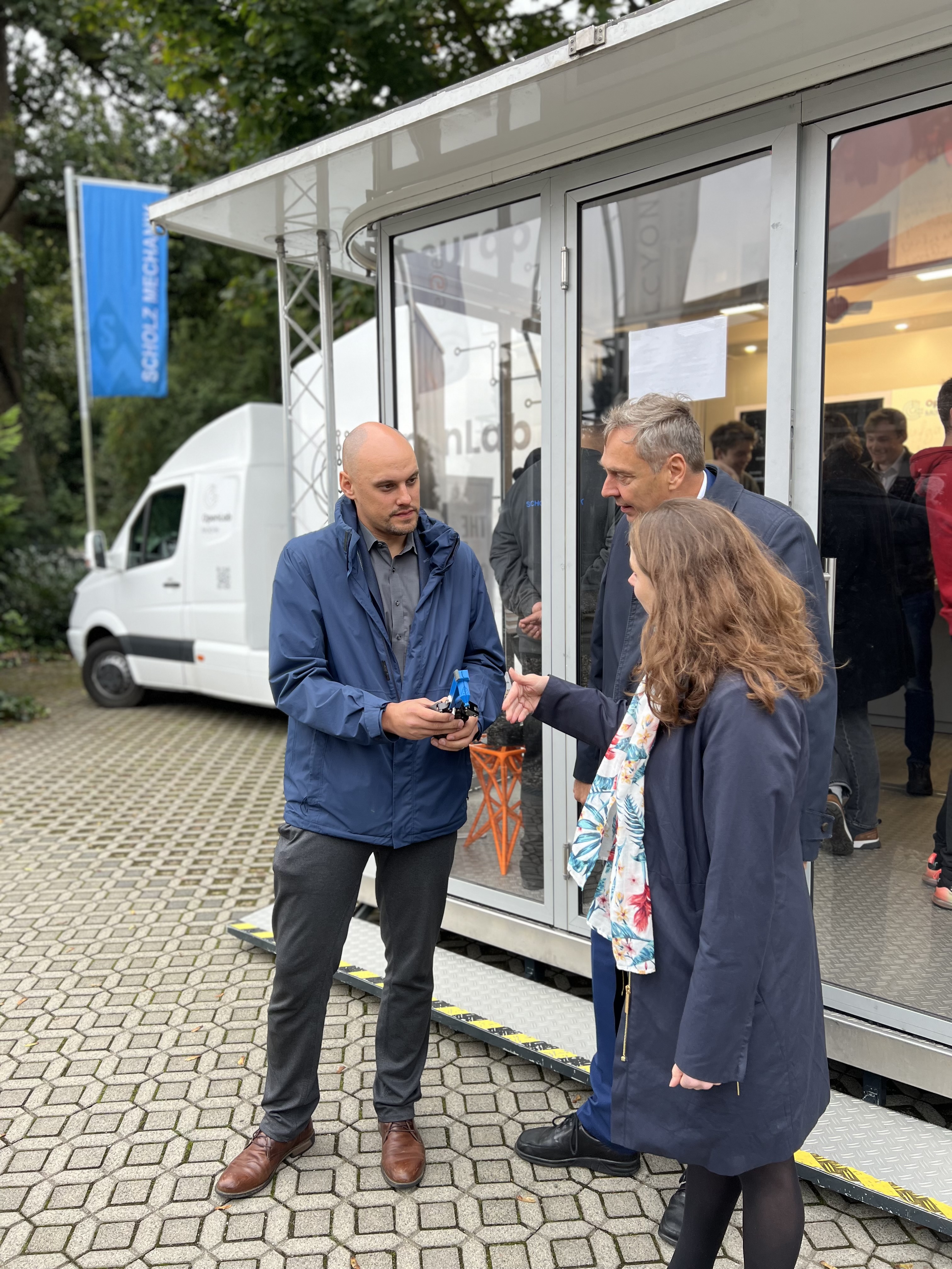 Senatorin Dr. Melanie Leonhard zu Besuch bei SCHOLZ MECHANIK GmbH! Senatorin Dr. Melanie Leonhard zu Besuch bei SCHOLZ MECHANIK GmbH!