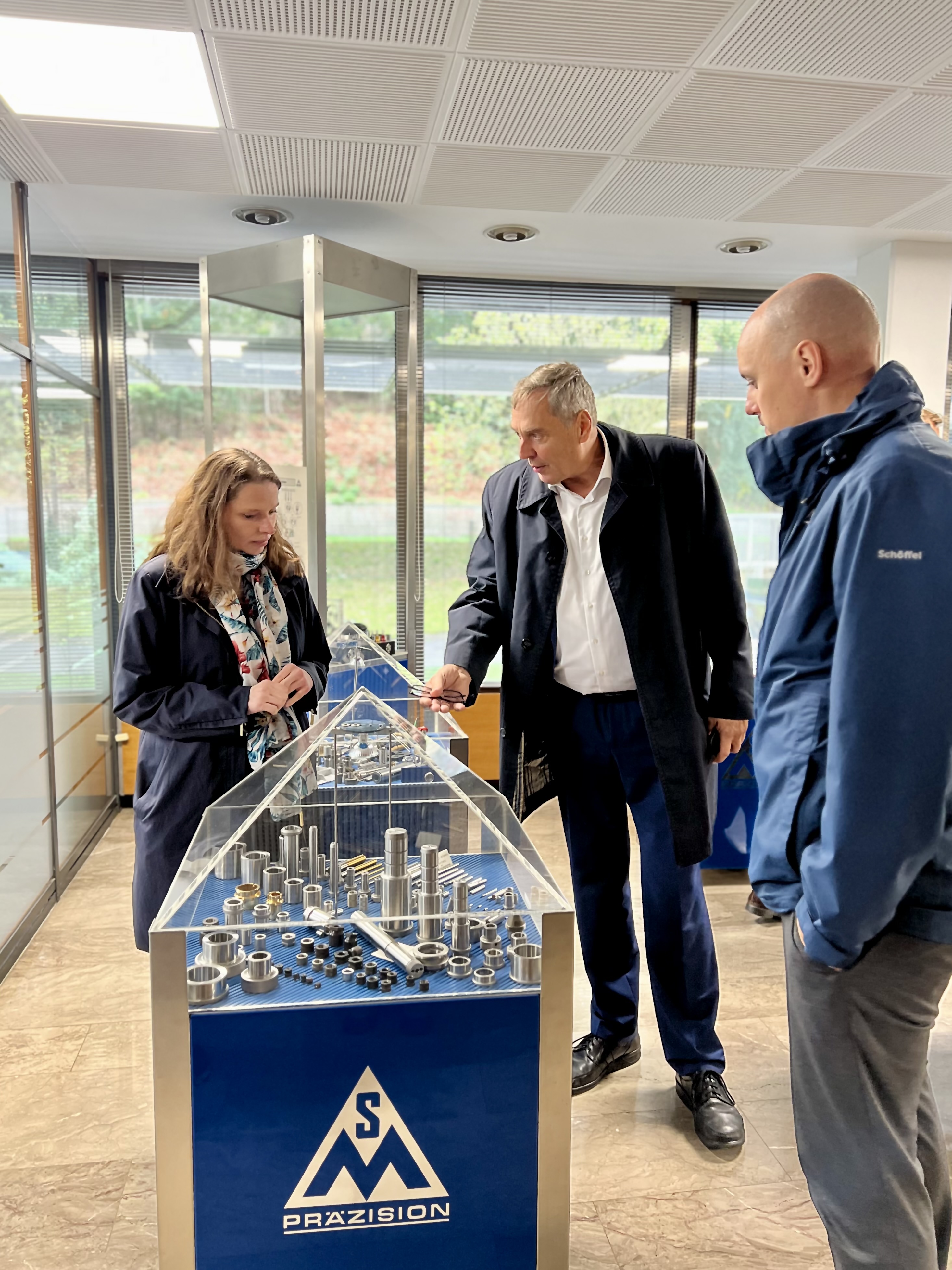 Senatorin Dr. Melanie Leonhard zu Besuch bei SCHOLZ MECHANIK GmbH! Senatorin Dr. Melanie Leonhard zu Besuch bei SCHOLZ MECHANIK GmbH!